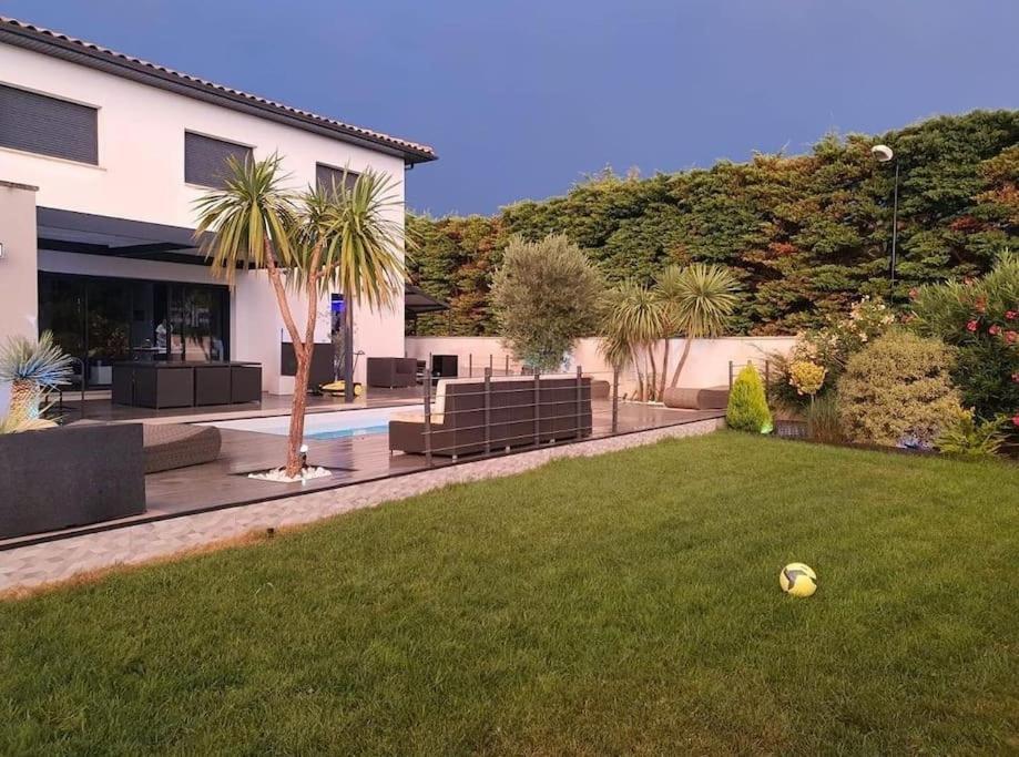 Maison De Vacances Contemporaine Avec Piscine Villa เวอแด็น ภายนอก รูปภาพ